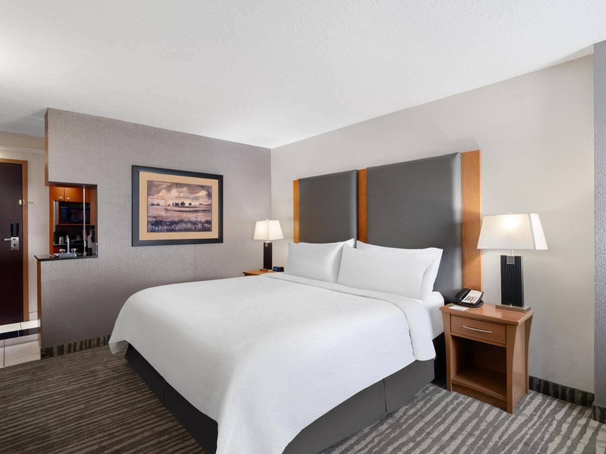 Holiday Inn Calgary Airport By Ihg Exteriör bild